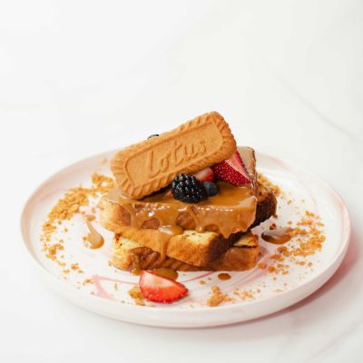 Indulgent Lotus and banana French toast topped with cookie butter, whipped cream, and caramel drizzle – La Vie Belle Miami Beach